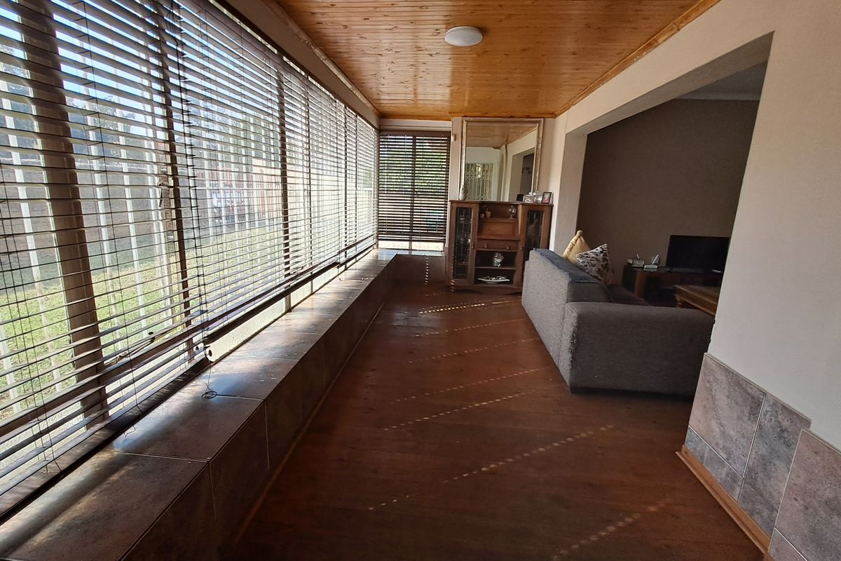 Character, Charm & Wooden Floors – The Perfect Family Home - Photo 2