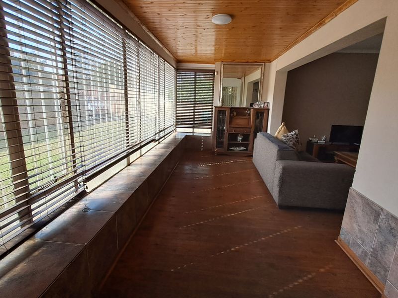 Character, Charm & Wooden Floors – The Perfect Family Home - Photo 2