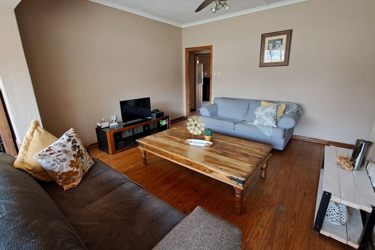Character, Charm & Wooden Floors – The Perfect Family Home - Photo 3