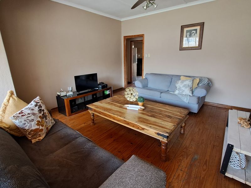 Character, Charm & Wooden Floors – The Perfect Family Home - Photo 3