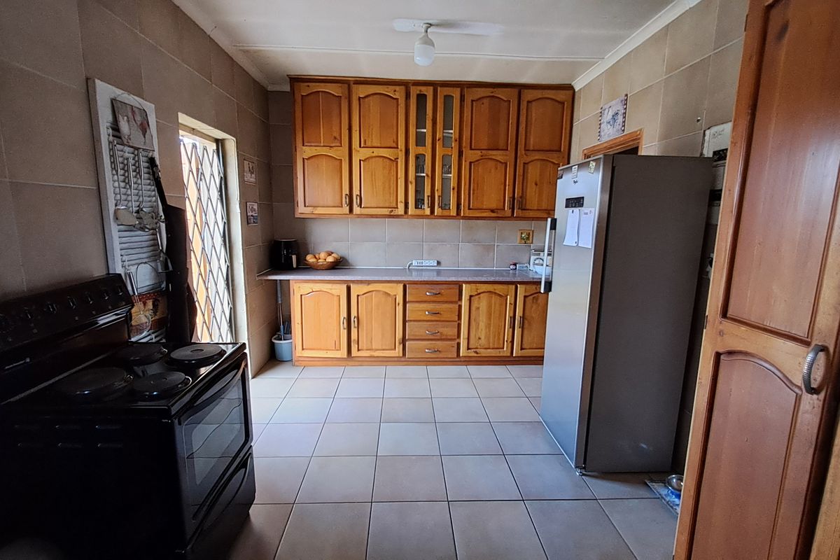 Character, Charm & Wooden Floors – The Perfect Family Home - Photo 4