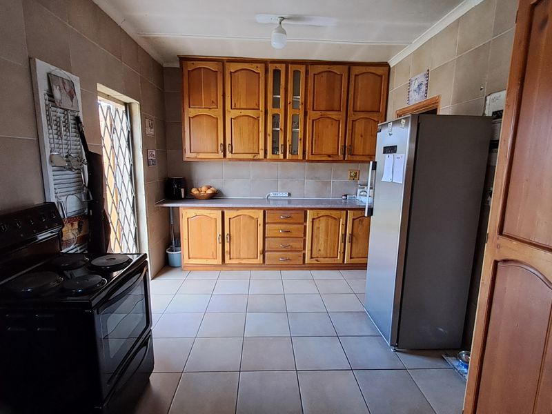 Character, Charm & Wooden Floors – The Perfect Family Home - Photo 4
