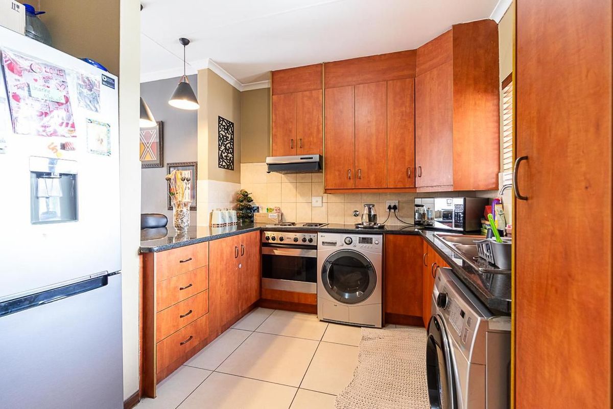 A MUST SEE!!! Modern 2 bedroom townhouse for sale in Meyersdal !!! - Photo 3