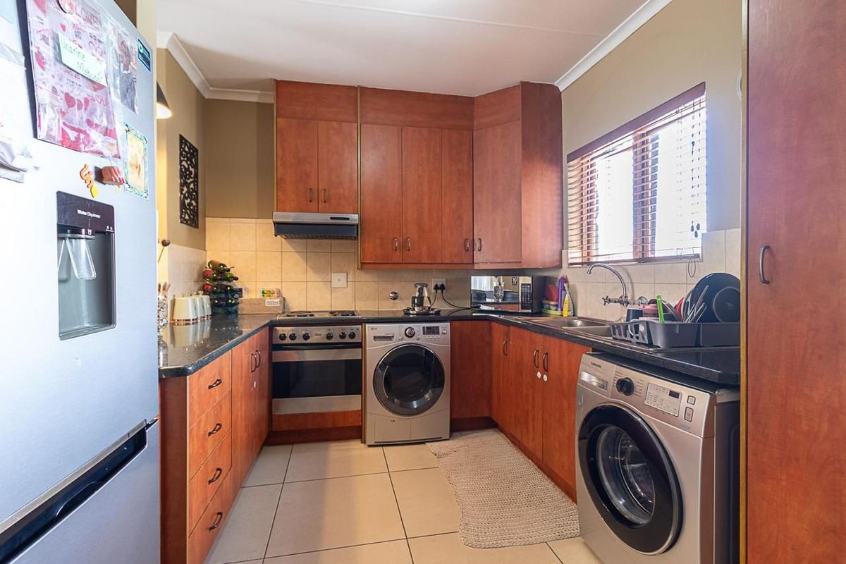 A MUST SEE!!! Modern 2 bedroom townhouse for sale in Meyersdal !!! - Photo 4