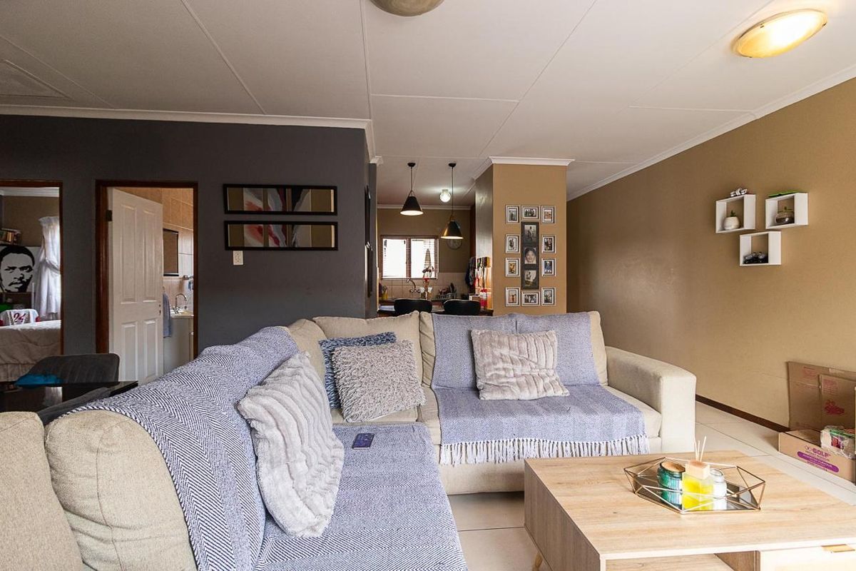 A MUST SEE!!! Modern 2 bedroom townhouse for sale in Meyersdal !!! - Photo 2