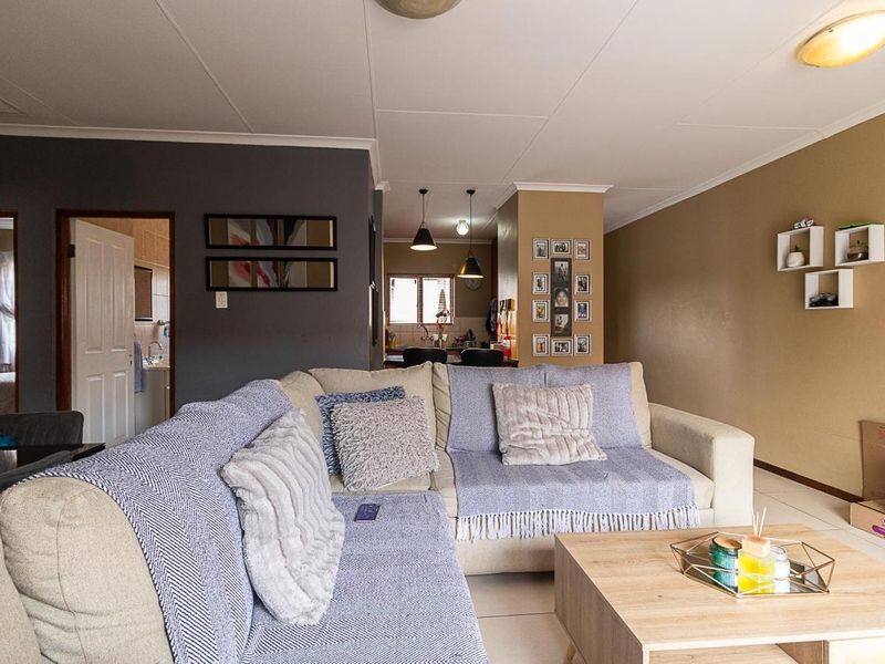 A MUST SEE!!! Modern 2 bedroom townhouse for sale in Meyersdal !!! - Photo 2