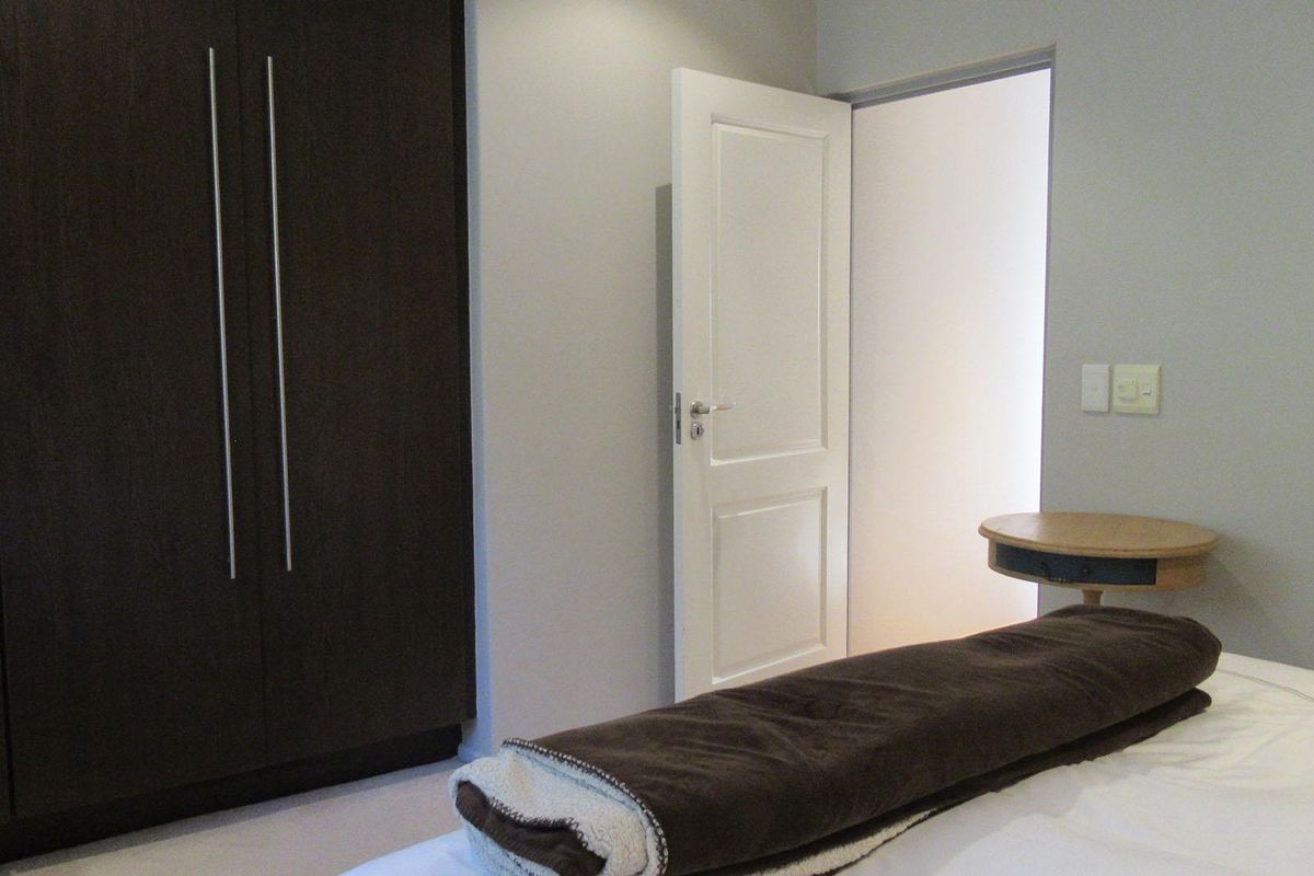 Spacious 2-Bedroom Apartment in Prestigious Houghton Estate - Photo 5