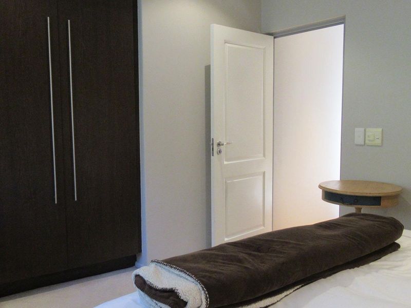 Spacious 2-Bedroom Apartment in Prestigious Houghton Estate - Photo 5
