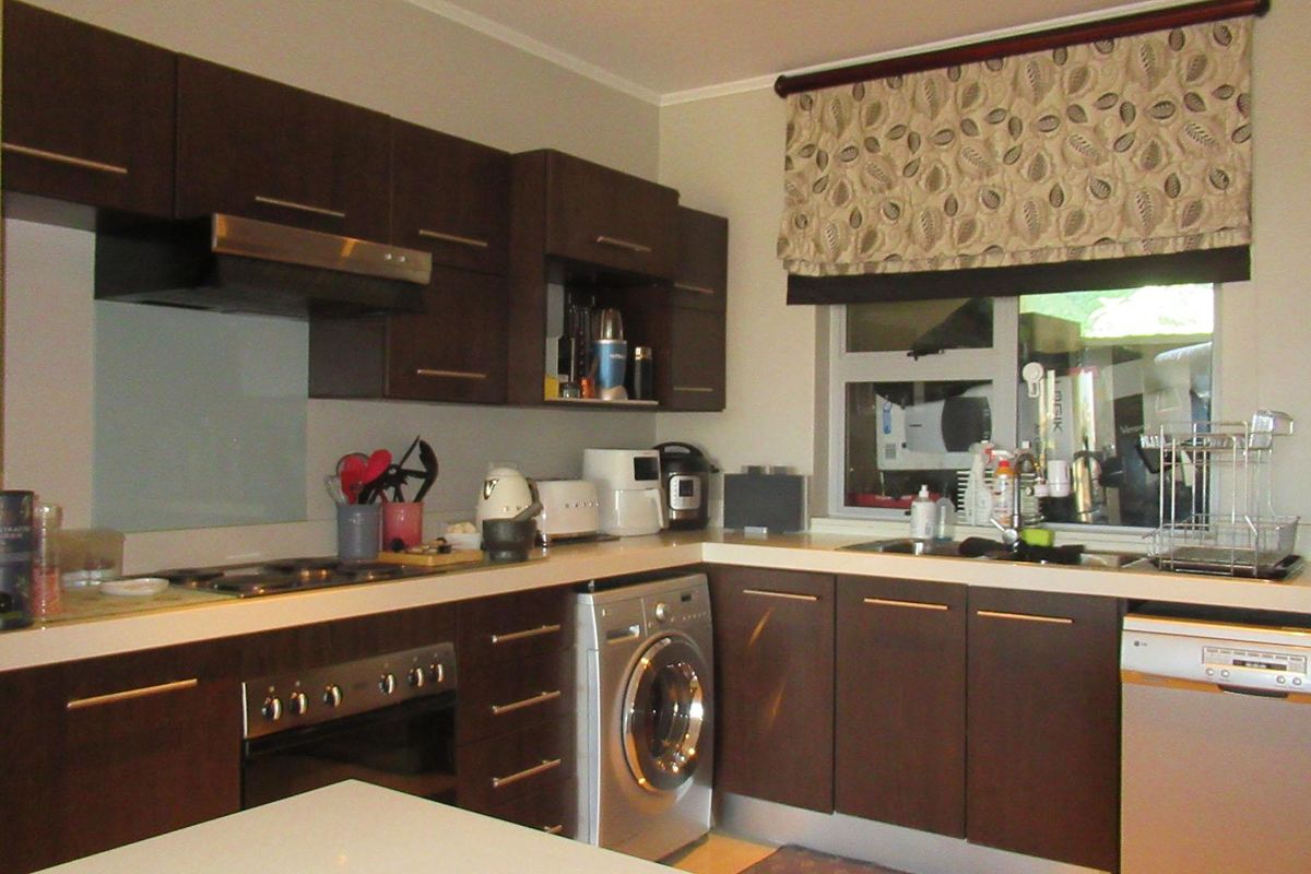 Spacious 2-Bedroom Apartment in Prestigious Houghton Estate - Photo 2