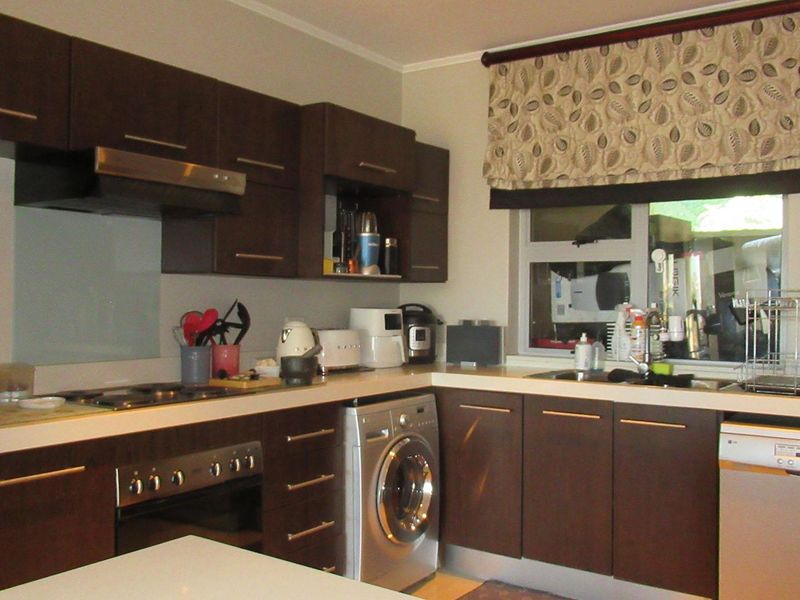 Spacious 2-Bedroom Apartment in Prestigious Houghton Estate - Photo 2