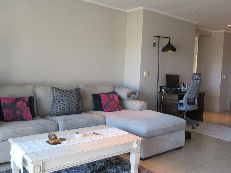 Spacious 2-Bedroom Apartment in Prestigious Houghton Estate - Photo 1
