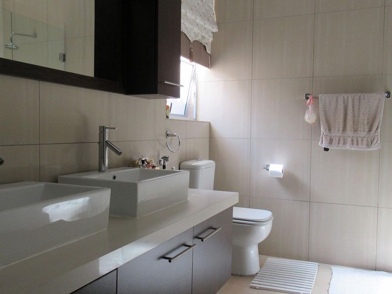 Spacious 2-Bedroom Apartment in Prestigious Houghton Estate - Photo 10