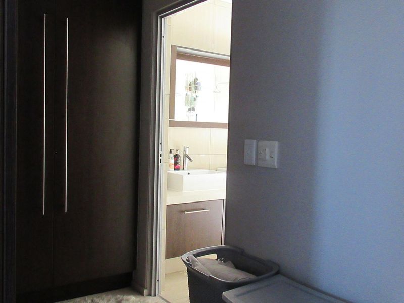 Spacious 2-Bedroom Apartment in Prestigious Houghton Estate - Photo 9