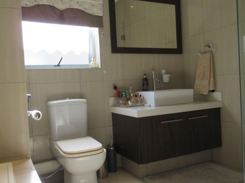 Spacious 2-Bedroom Apartment in Prestigious Houghton Estate - Photo 6