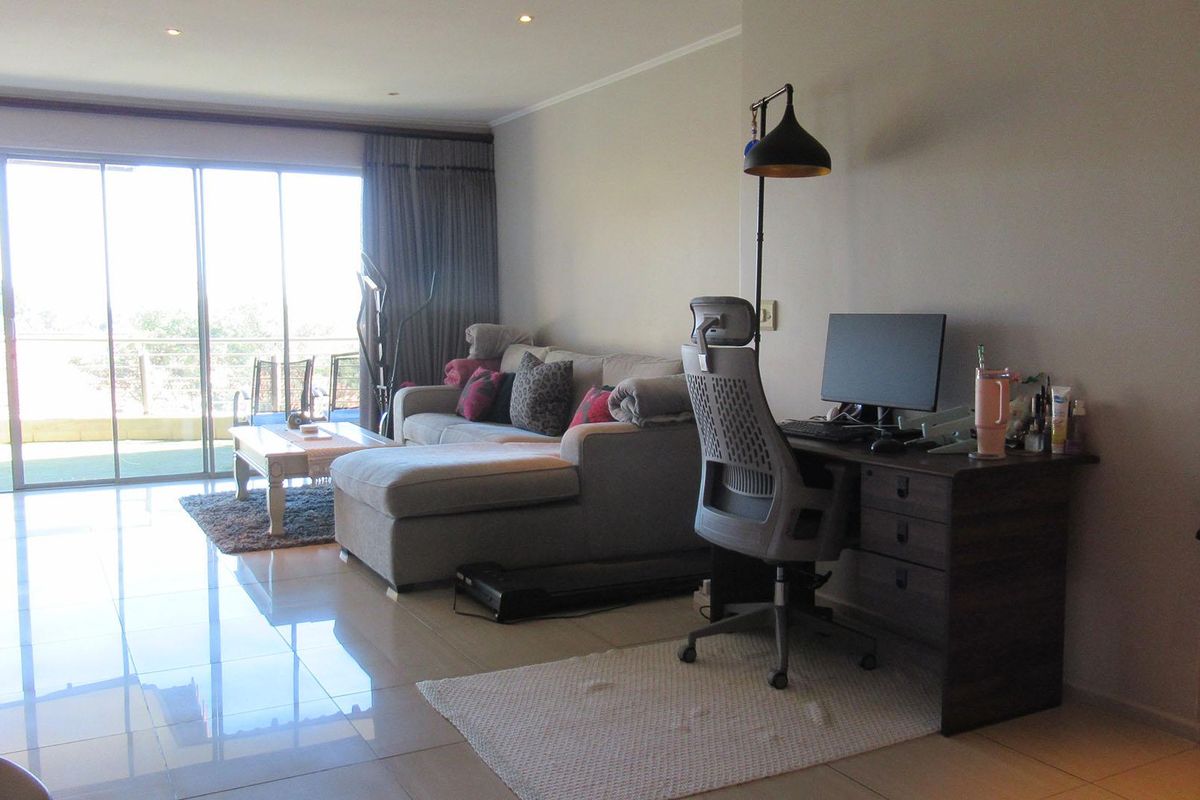 Spacious 2-Bedroom Apartment in Prestigious Houghton Estate - Photo 3
