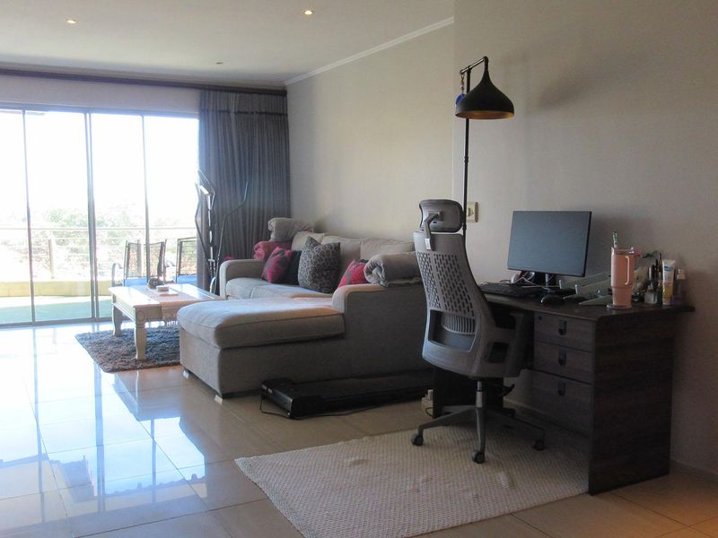 Spacious 2-Bedroom Apartment in Prestigious Houghton Estate - Photo 3