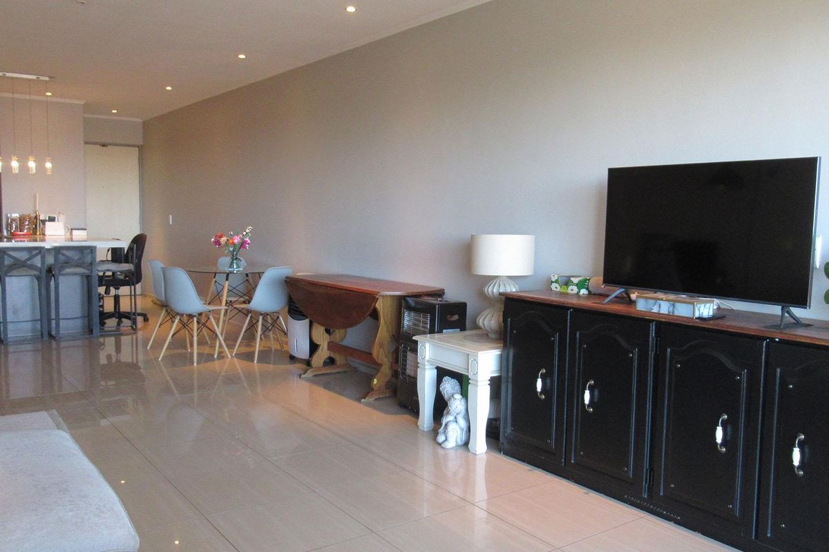 Spacious 2-Bedroom Apartment in Prestigious Houghton Estate - Photo 4