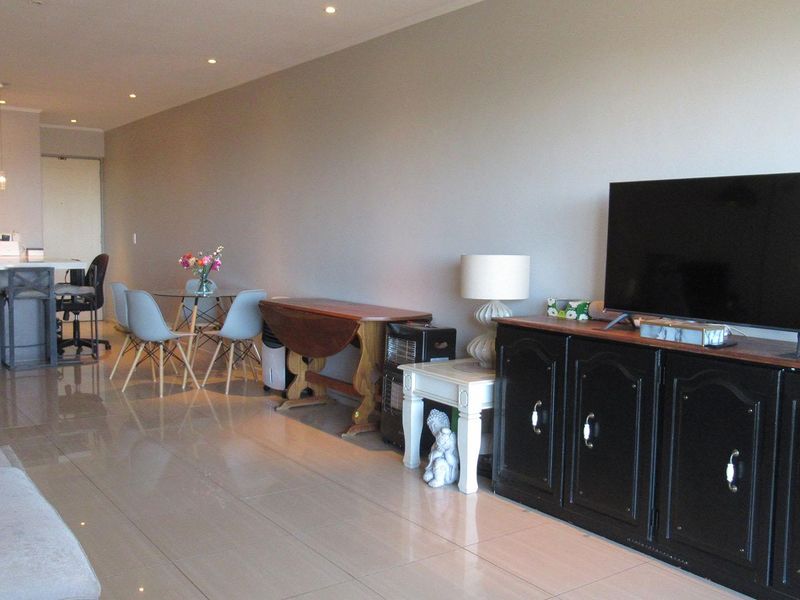 Spacious 2-Bedroom Apartment in Prestigious Houghton Estate - Photo 4
