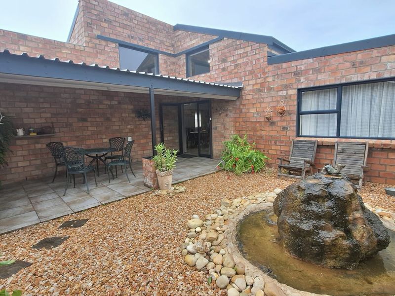 Gem in Stilbaai hidden in a Quiet Cul-de-sac - Photo 1