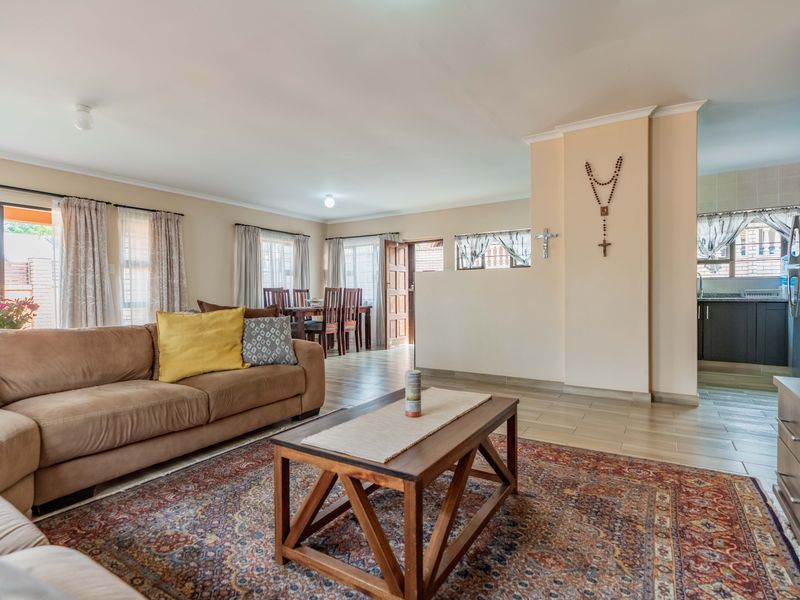 Modern, Move-In Ready Family Home in a Prime Sydenham Location - Photo 8
