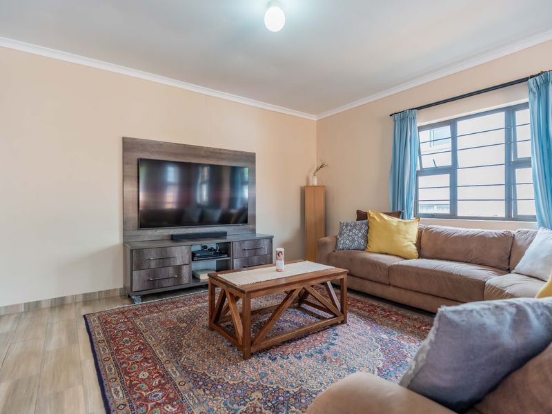 Modern, Move-In Ready Family Home in a Prime Sydenham Location - Photo 6