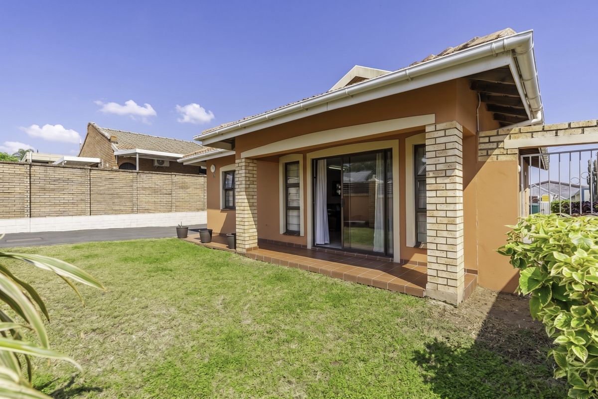 Modern, Move-In Ready Family Home in a Prime Sydenham Location - Photo 3