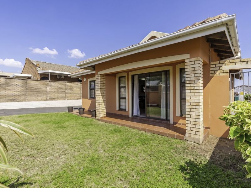 Modern, Move-In Ready Family Home in a Prime Sydenham Location - Photo 3