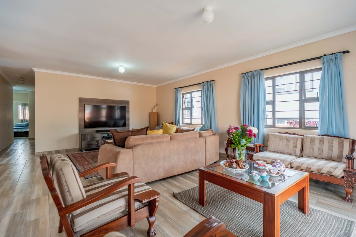 Modern, Move-In Ready Family Home in a Prime Sydenham Location - Photo 3