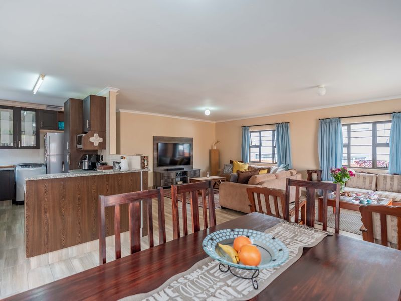 Modern, Move-In Ready Family Home in a Prime Sydenham Location - Photo 7