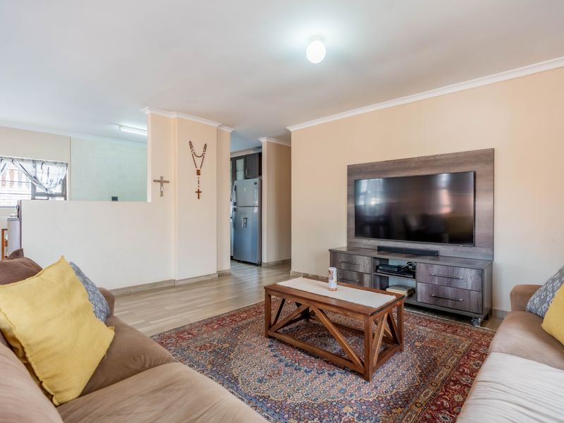 Modern, Move-In Ready Family Home in a Prime Sydenham Location - Photo 7