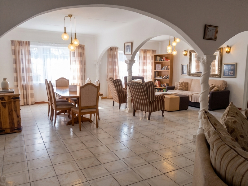 Absolutely Immaculate Family Home with Granny Flat in Geelhout Park - Photo 5