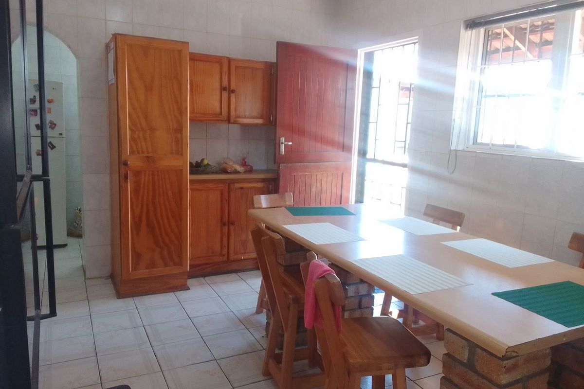 Absolutely Immaculate Family Home with Granny Flat in Geelhout Park - Photo 3