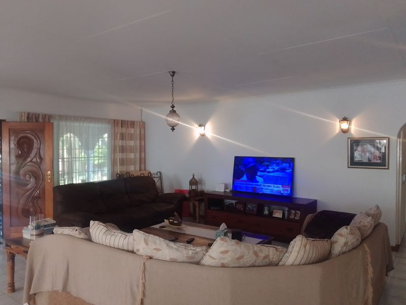Absolutely Immaculate Family Home with Granny Flat in Geelhout Park - Photo 9