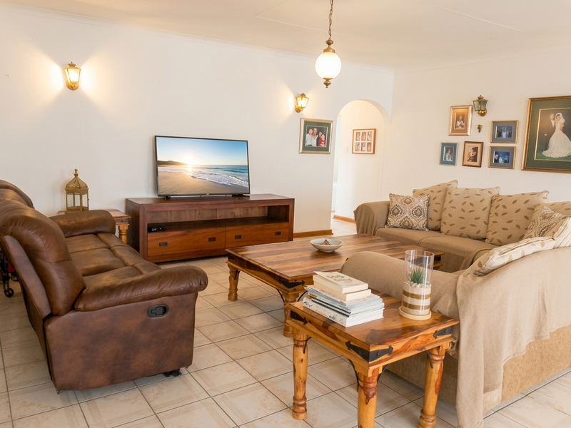 Absolutely Immaculate Family Home with Granny Flat in Geelhout Park - Photo 7