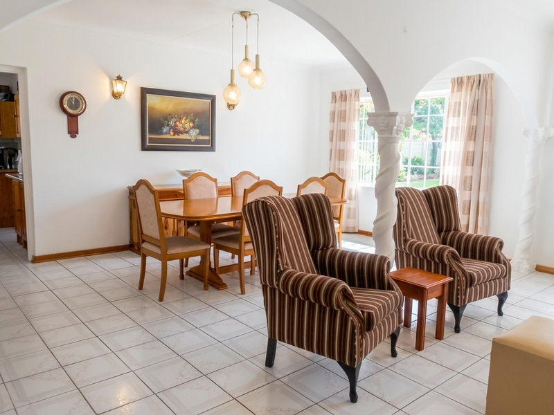Absolutely Immaculate Family Home with Granny Flat in Geelhout Park - Photo 6