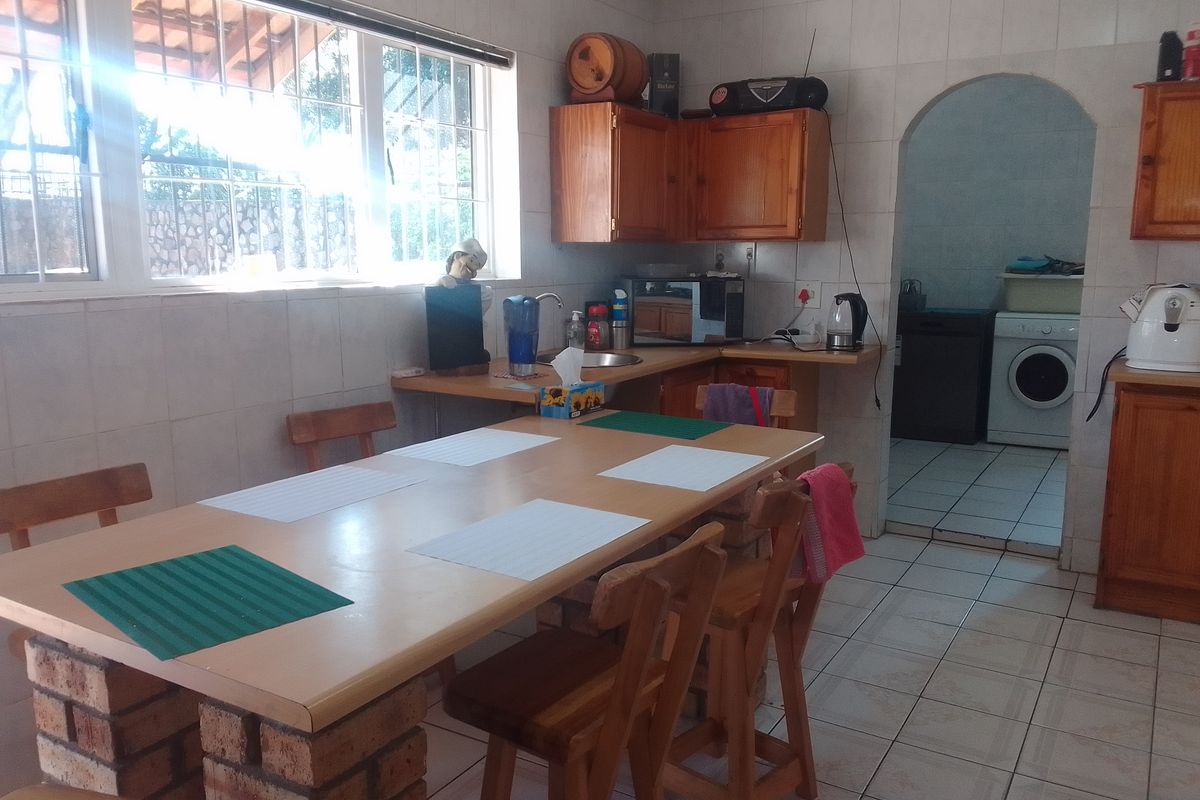 Absolutely Immaculate Family Home with Granny Flat in Geelhout Park - Photo 4