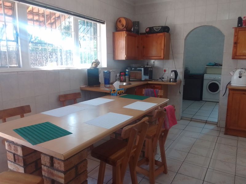 Absolutely Immaculate Family Home with Granny Flat in Geelhout Park - Photo 4