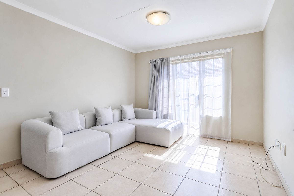 Bidding to start from R400 000!! Live Auction!  Beautiful apartment with Balcony in a secure Estate - Photo 3