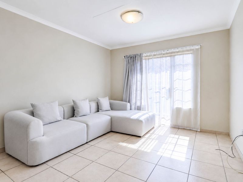 Bidding to start from R400 000!! Live Auction!  Beautiful apartment with Balcony in a secure Estate - Photo 3