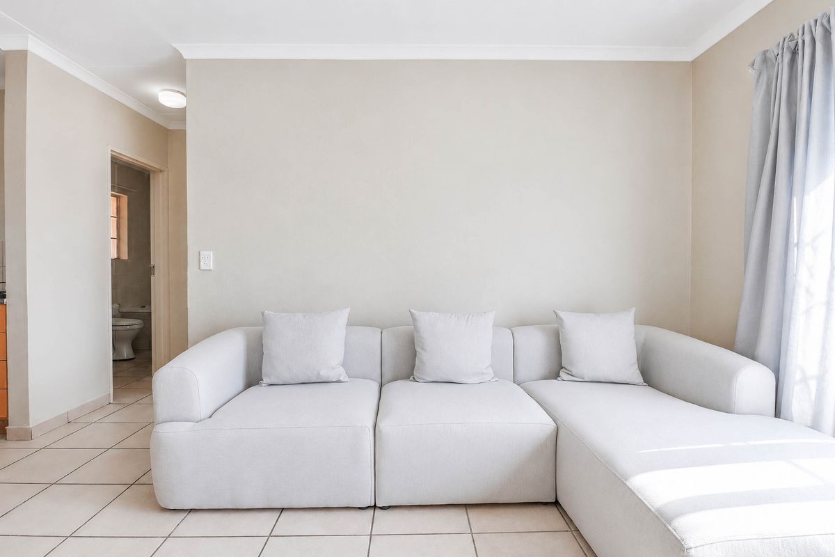 Bidding to start from R400 000!! Live Auction!  Beautiful apartment with Balcony in a secure Estate - Photo 4