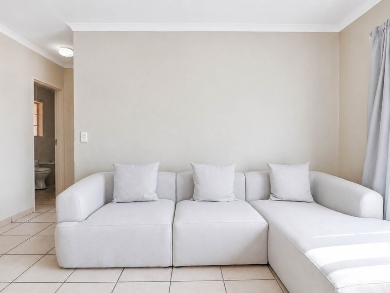 Bidding to start from R400 000!! Live Auction!  Beautiful apartment with Balcony in a secure Estate - Photo 4