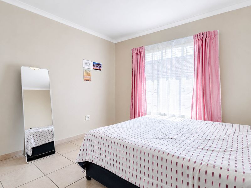 Bidding to start from R400 000!! Live Auction!  Beautiful apartment with Balcony in a secure Estate - Photo 10