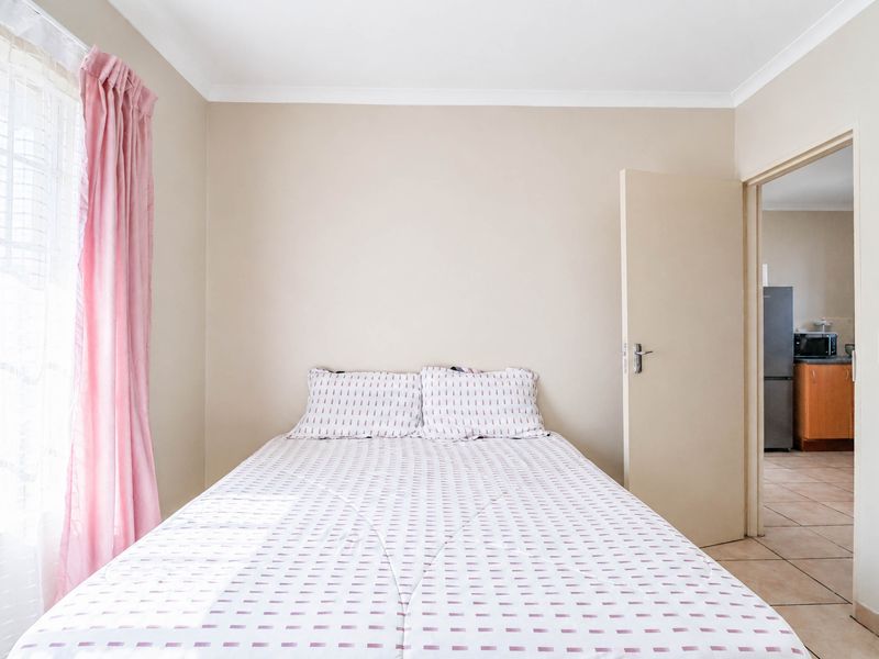 Bidding to start from R400 000!! Live Auction!  Beautiful apartment with Balcony in a secure Estate - Photo 9