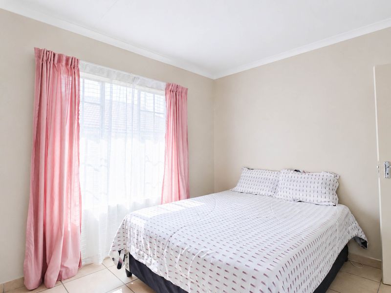 Bidding to start from R400 000!! Live Auction!  Beautiful apartment with Balcony in a secure Estate - Photo 8