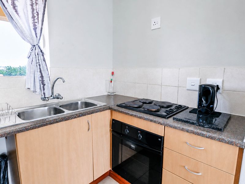 Bidding to start from R400 000!! Live Auction!  Beautiful apartment with Balcony in a secure Estate - Photo 7