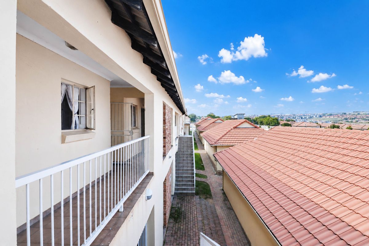 Bidding to start from R400 000!! Live Auction!  Beautiful apartment with Balcony in a secure Estate - Photo 2