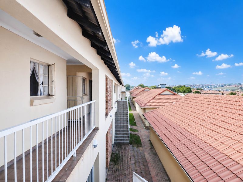 Bidding to start from R400 000!! Live Auction!  Beautiful apartment with Balcony in a secure Estate - Photo 2