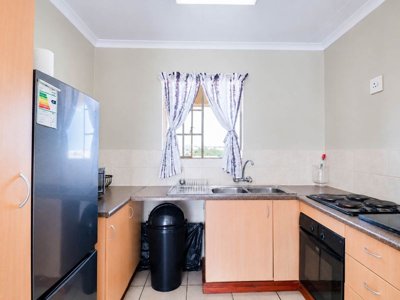 Bidding to start from R400 000!! Live Auction!  Beautiful apartment with Balcony in a secure Estate - Photo 6