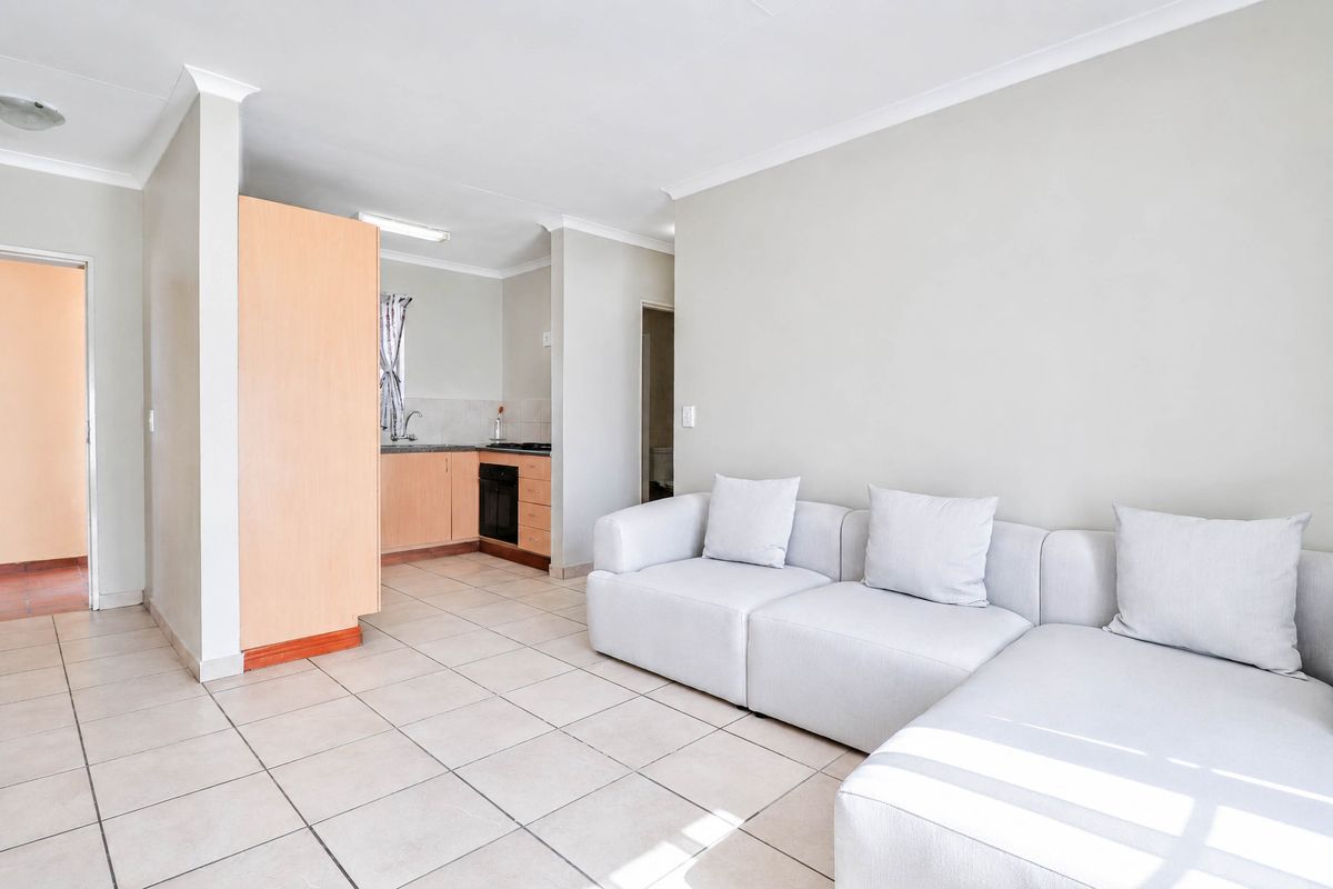 Bidding to start from R400 000!! Live Auction!  Beautiful apartment with Balcony in a secure Estate - Photo 5