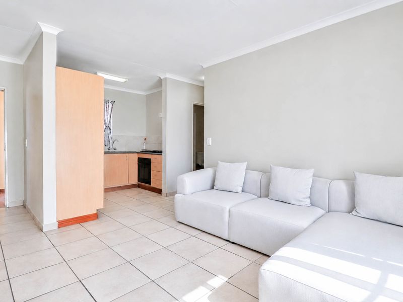Bidding to start from R400 000!! Live Auction!  Beautiful apartment with Balcony in a secure Estate - Photo 5